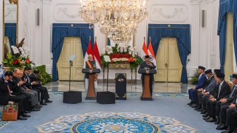 Presiden Prabowo Subianto (kanan) bersama Perdana Menteri India Narendra Modi (kiri) memberi keterangan pers saat kunjungan kenegaraan di Istana Merdeka, Jakarta, Selasa (7/7/2026). [ANTARA FOTO/Galih Pradipta/bay/YU]