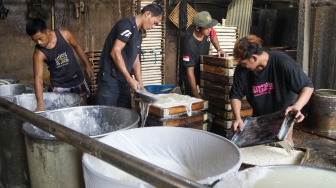 Pekerja menyelesaikan pembuatan tahu di Pabrik Rumahan kawasan Mampang, Jakarta, Selasa (7/7/2026). [Suara.com/Alfian Winanto]