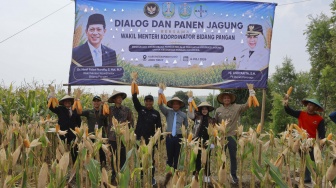 [Ki-Ka] Rektor Universitas Muhamadiyah Ponorogo, Dr. Rido Kurnianto, M.Ag., Asisten Deputi Peningkatan Daya Saing Produk Pangan, Kus Prisetiahadi, S.Pi, M.Sc.PhD, Kepala Desa Ronosentanan,Agung Priyanto, Dr. Hanif Faisol Nurofiq, Wakil Menteri Koordinator Bidang Pangan, Hj. Lisdyarita, Plt. Bupati Ponorogo, dan Aditia Rusmawan, Agriculture Affairs and Licence Operation Lead Bayer Crop Science Indonesia, mengikuti panen raya jagung di lahan demonstrasi benih jagung hibrida Dekalb DK19C sebagai bagian dari kolaborasi pemerintah, sektor swasta, dan petani untuk meningkatkan produktivitas jagung dan mendukung ketahanan pangan nasional di Ponorogo, Jawa Timur (5/7). [handout]