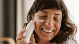 Usia 40 Tahun Pakai Sunscreen SPF Berapa? Ini 8 Rekomendasi Terbaiknya