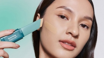 4 Pilihan Foundation Stick, Andalan Sat-set untuk Makeup Flawless Seharian!
