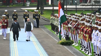 Presiden Prabowo Subianto (tengah) bersama Perdana Menteri India Narendra Modi (kanan) memeriksa pasukan di Istana Merdeka, Jakarta, Selasa (7/7/2026). [ANTARA FOTO/Galih Pradipta/bay/YU]