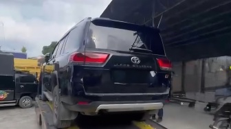 KPK Sita Land Cruiser Diduga Barang Suap Bupati Kuansing, Pelat Sudah Diganti