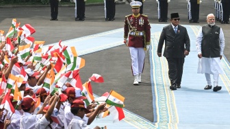 Presiden Prabowo Subianto (tengah) bersama Perdana Menteri India Narendra Modi (kanan) memeriksa pasukan di Istana Merdeka, Jakarta, Selasa (7/7/2026). [ANTARA FOTO/Galih Pradipta/bay/YU]
