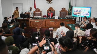Hakim tunggal I Ketut Darpawan memimpin sidang putusan praperadilan atas penangkapan tersangka kasus dugaan fitnah dan pencemaran nama baik terkait keaslian ijazah Presiden ke-7 RI Joko Widodo, Roy Suryo di Pengadilan Negeri Jakarta Selatan, Jakarta, Selasa (7/7/2026). [ANTARA FOTO/Fauzan/tom]