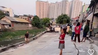 Diduga Akibat Alat Berat Dinas SDA, Jalan Cinta Pulogadung Amblas hingga Akibatkan 5 Rumah Retak