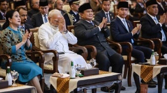 Presiden Prabowo Subianto (tengah) bersama Perdana Menteri (PM) India Narendra Modi (kedua kiri), Wakil Presiden Gibran Rakabuming Raka (kedua kanan), Ketua MPR Ahmad Muzani (kanan) dan Ketua DPR Puan Maharani (kiri) mengikuti seremoni kunjungan kenegaraan di Kompleks Parlemen, Senayan, Jakarta, Selasa (7/7/2026). [ANTARA FOTO/Dhemas Reviyanto/sgd]
