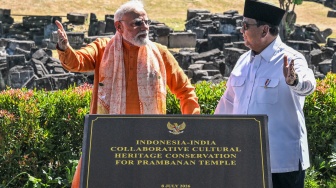 Presiden Prabowo Subianto (kanan) berbincang dengan Perdana Menteri (PM) India Narendra Modi (kiri) saat meresmikan kerja sama konservasi dan restorasi warisan budaya di Candi Prambanan di Sleman, DI Yogyakarta, Rabu (8/7/2026). [ANTARA FOTO/Bayu Pratama S/sth/wsj]