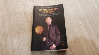 Hipnosis atau Manipulasi? Simak Faktanya di Buku Hypnotherapy Mastery