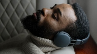 Tidur Sambil Mendengarkan Suara Alam Bikin Lebih Bahagia, Kok Bisa? Ini 5 Alasannya