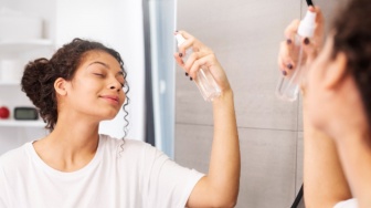 Setting Spray yang Bagus Merek Apa? Ini 5 Produk yang Bikin Makeup Awet dan Minim Transfer