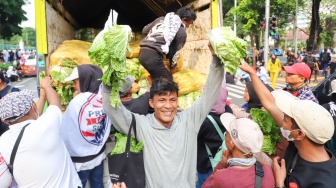 Program MBG Tersendat, Massa Turun ke Jalan Bawa Sayuran