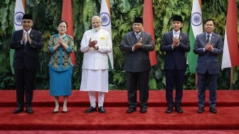 Presiden Prabowo Subianto (ketiga kanan) berfoto bersama dengan Perdana Menteri (PM) India Narendra Modi (ketiga kiri), Wakil Presiden Gibran Rakabuming Raka (kedua kanan), Ketua MPR Ahmad Muzani (kiri), Ketua DPR Puan Maharani (kedua kiri), dan Ketua DPD Sultan Bachtiar Najamudin (kanan) di Kompleks Parlemen, Senayan, Jakarta, Selasa (7/7/2026). [ANTARA FOTO/Dhemas Reviyanto/sgd]