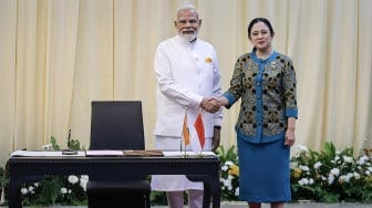 Perdana Menteri (PM) India Narendra Modi (kiri) berjabat tangan dengan Ketua DPR Puan Maharani (kanan) saat kunjungan kenegaraan di Kompleks Parlemen, Senayan, Jakarta, Selasa (7/7/2026). [ANTARA FOTO/Dhemas Reviyanto/sgd]