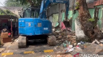 25 Tahun Menutup Saluran, 7 Bangunan Liar di Tanah Abang Dibongkar Usai Dilaporkan Warga