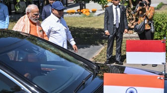 Presiden Prabowo Subianto (kanan) berjalan bersama Perdana Menteri (PM) India Narendra Modi (kiri) setibanya di Candi Prambanan di Sleman, DI Yogyakarta, Rabu (8/7/2026). [ANTARA FOTO/Bayu Pratama S/sth/wsj]
