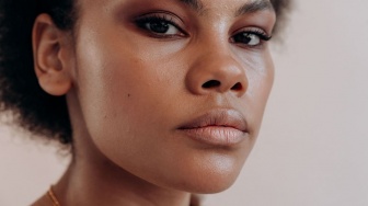 Tips Memilih Lipstik untuk Bibir Two Toned dan Gelap, Hindari Warna Apa?