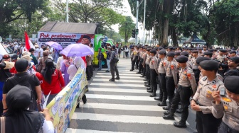 Massa aksi saat berunjuk rasa mendukung program MBG di Jakarta, Rabu (8/7/2026). [Suara.com/Alfian Winanto]