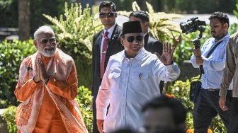 Presiden Prabowo Subianto (kanan) mendampingi Perdana Menteri (PM) India Narendra Modi (kiri) saat mengunjungi Candi Prambanan di Sleman, DI Yogyakarta, Rabu (8/7/2026). [ANTARA FOTO/Bayu Pratama S/sth/wsj]