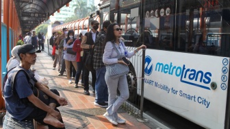Warga antre menaiki bus Transjakarta di Terminal Blok M, Jakarta, Kamis (9/7/2026). [Suara.com/Alfian Winanto]