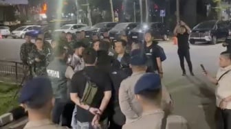 Penampakan 50 Pria Baju Loreng Geruduk Polda Metro Jaya Usai Penggeledahan Febrie Adriansyah