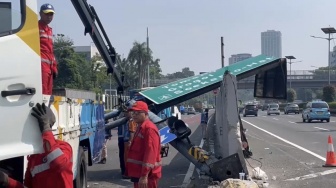 Mobil Dinas TNI Tabrak Tiang Rambu di Depan DPR, Polisi Duga Pengemudi Microsleep