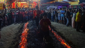 Warga keturunan Tionghoa berjalan di atas bara api saat mengikuti tradisi Tahwee dalam perayaan Shejit Dewa Bumi di Klenteng Ngo Kok Ong, di Cibarusah, Kabupaten Bekasi, Jawa Barat, Rabu (8/7/2026). [ANTARA FOTO/Darryl Ramadhan/kye]