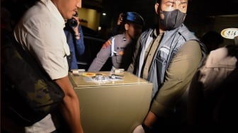 Tim gabungan Polri membawa barang bukti brankas usai menggeledah salah satu kafe di kawasan Cipete, Jakarta, Rabu (8/7/2026). [ANTARA FOTO/Indrianto Eko Suwarso/kye]