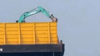 Viral Kapal Tongkang Buang Material di Bojonegara, DKP Banten Curiga Itu Limbah Industri