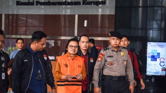 Tersangka kasus dugaan gratifikasi dalam pengadaan barang dan jasa Ma'ruf Cahyono (tengah) mengenakan rompi tahanan usai menjalani pemeriksaan di Gedung Merah Putih KPK, Jakarta, Kamis (9/7/2026). [ANTARA FOTO/Reno Esnir/sth/foc]