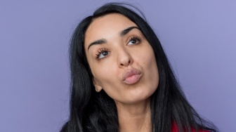 Lipstik Apa yang Tidak Membuat Bibir Hitam? Ini 9 Rekomendasi yang Sudah BPOM