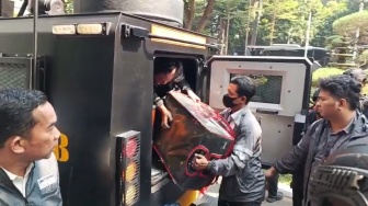 Diangkut Barracuda Brimob, Koper Barang Bukti dari Rumah Mewah Sentul Tiba di Polda Metro Jaya