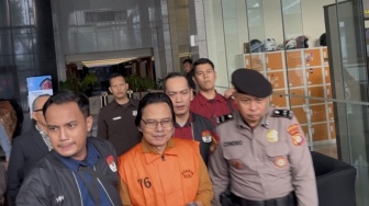Sudah Jadi Tersangka, Eks Sekjen MPR Maruf Cahyono Resmi Pakai Rompi Oranye Tahanan KPK