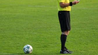 Bukan Aksesori, Ini 6 Fungsi Jam Tangan yang Digunakan Wasit Sepak Bola