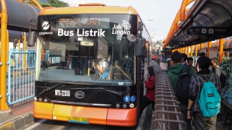 Warga antre menaiki bus Transjakarta di Terminal Blok M, Jakarta, Kamis (9/7/2026). [Suara.com/Alfian Winanto]