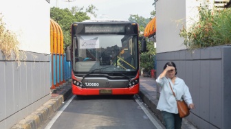 Warga antre menaiki bus Transjakarta di Terminal Blok M, Jakarta, Kamis (9/7/2026). [Suara.com/Alfian Winanto]