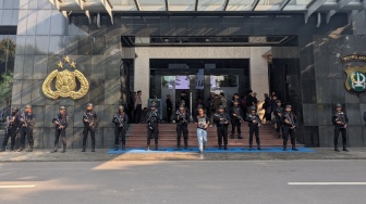 Brimob Bersenjata Lengkap Kawal Pengungkapan Dugaan Korupsi Jampidsus di Polda Metro Jaya