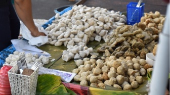 Fenomena Pempek Tumpah di Bawah Jembatan Ampera: Sarapan Mewah Cuma Rp1.000!