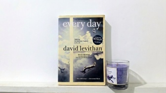 Review Novel Every Day: Ketika Tokoh Utama Berganti Tubuh Setiap Hari