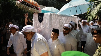 Keluarga mengusung keranda jenazah anggota DPR Rachmat Gobel di Jakarta, Jumat (10/7/2026). [ANTARA FOTO/Dhemas Reviyanto/bar]