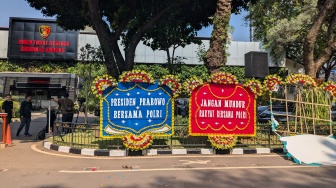 'Jangan Mundur!' Karangan Bunga Dukung Polri Usut Korupsi Jampidsus Muncul di Polda Metro