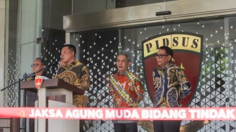 Jaksa Agung Muda Tindak Pidana Khusus (Jampidsus) Kejaksaan Agung, Febrie Adriansyah (kedua kiri) menyampaikan keterangan saat konferensi pers di Kejaksaan Agung, Jakarta, Jumat (10/7/2026). [Suara.com/Alfian Winanto]