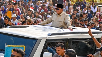 Presiden Prabowo Subianto (kedua kiri) bersama Gubernur NTB Lalu Muhamad Iqbal (tengah) menyapa warga usai meresmikan Bendungan Meninting di Desa Bukit Tinggi, Kecamatan Gunungsari, Lombok Barat, NTB, Jumat (10/7/2026). [ANTARA FOTO/Ahmad Subaidi/bar]