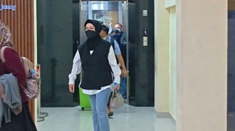 Usai Diperiksa Semalaman, Bupati Sukoharjo Dibawa KPK ke Jakarta