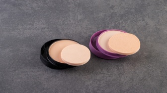 Bedak Tabur atau Bedak Padat Dulu? Panduan Makeup Flawless Tahan Lama