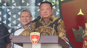 Jaksa Agung Muda Tindak Pidana Khusus (Jampidsus) Kejaksaan Agung, Febrie Adriansyah menyampaikan keterangan saat konferensi pers di Kejaksaan Agung, Jakarta, Jumat (10/7/2026). [Suara.com/Alfian Winanto]