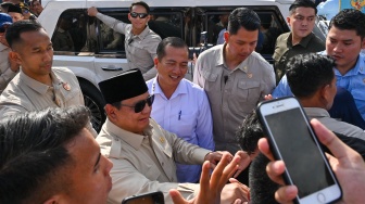 Presiden Prabowo Subianto (tengah) menyapa warga usai meresmikan Bendungan Meninting di Desa Bukit Tinggi, Kecamatan Gunungsari, Lombok Barat, NTB, Jumat (10/7/2026). [ANTARA FOTO/Ahmad Subaidi/bar]