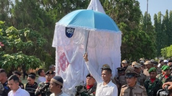 Keranda Khas Gorontalo Iringi Pemakaman Militer Rachmat Gobel di TMP Kalibata