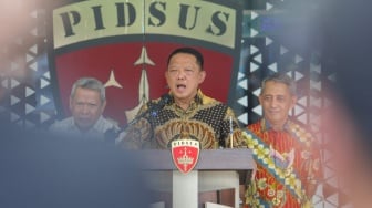Jaksa Agung Muda Tindak Pidana Khusus (Jampidsus) Kejaksaan Agung, Febrie Adriansyah (tengah) menyampaikan keterangan saat konferensi pers di Kejaksaan Agung, Jakarta, Jumat (10/7/2026). [Suara.com/Alfian Winanto]