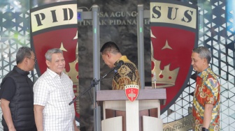 Jaksa Agung Muda Tindak Pidana Khusus (Jampidsus) Kejaksaan Agung, Febrie Adriansyah (tengah) usai menyampaikan keterangan saat konferensi pers di Kejaksaan Agung, Jakarta, Jumat (10/7/2026). [Suara.com/Alfian Winanto]